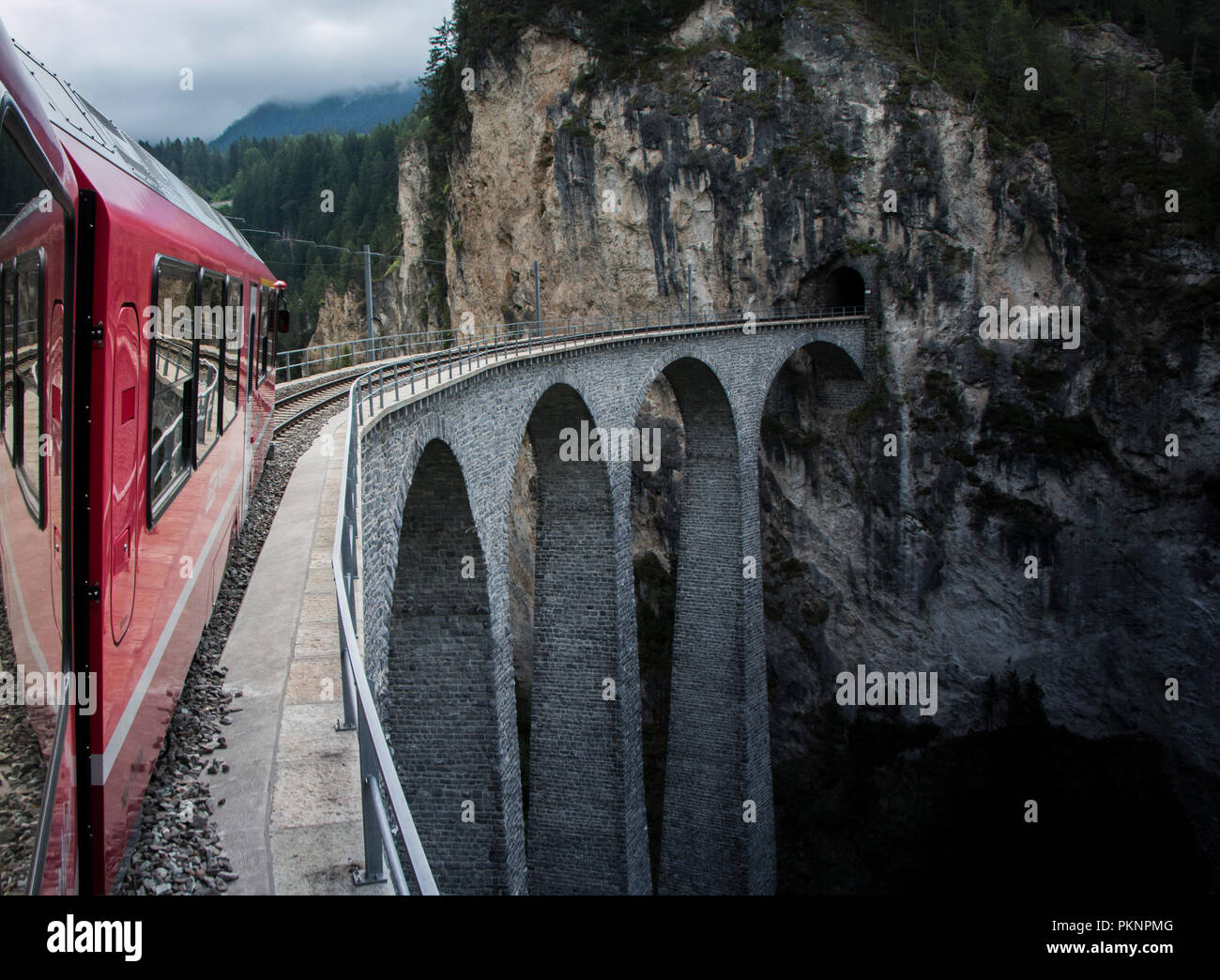 Landwasserviadukt FIlisur Schweiz Bernina Express Aussicht vom Fenster  Stockfotografie - Alamy