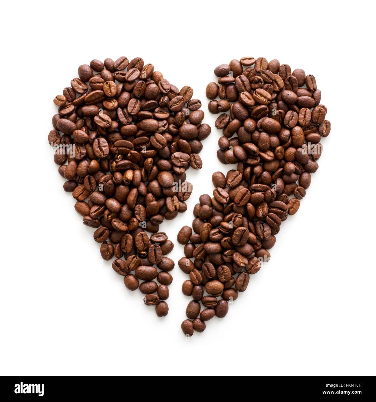 Kaffeebohnen in einem gebrochenen Herzen Form. Stockfoto