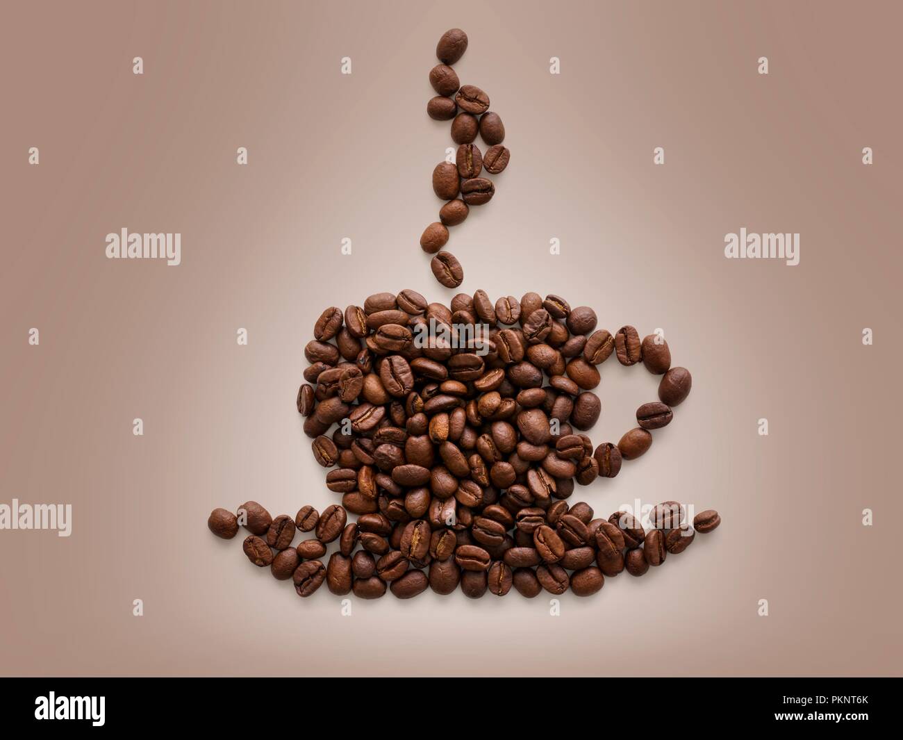 Kaffeebohnen in eine Tasse zu gestalten. Stockfoto