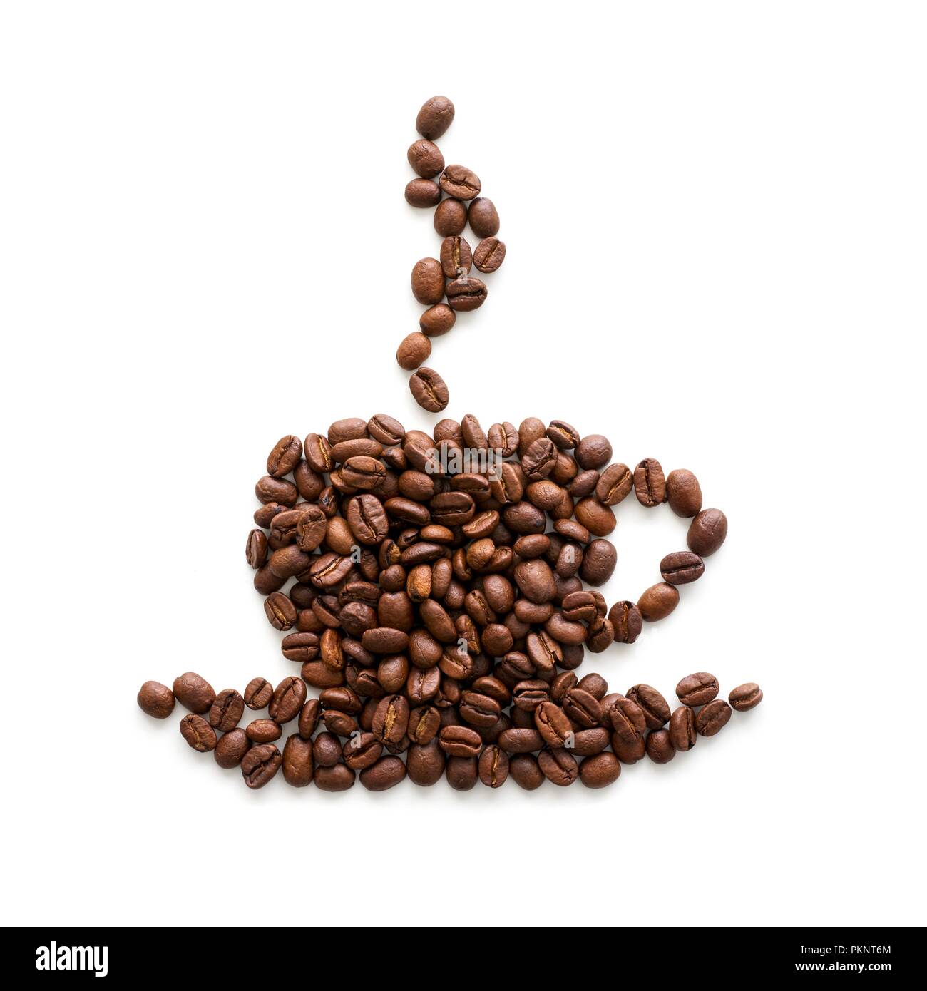 Kaffeebohnen in eine Tasse zu gestalten. Stockfoto