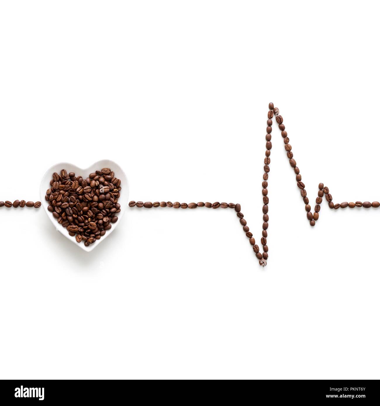 Kaffeebohnen, ein Elektrokardiogramm. Stockfoto