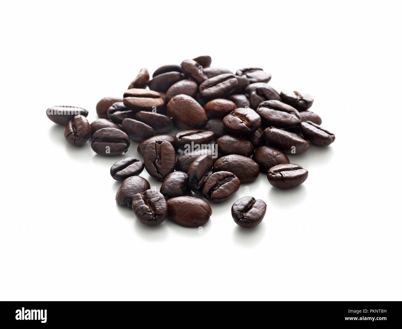 Kaffeebohnen vor einem weißen Hintergrund. Stockfoto