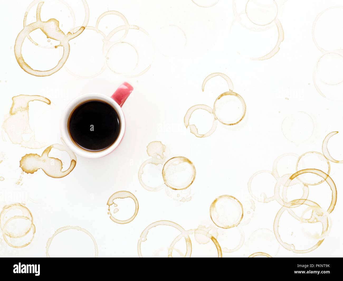Kaffee Tasse und Flecken, hohe Blickwinkel betrachten. Stockfoto