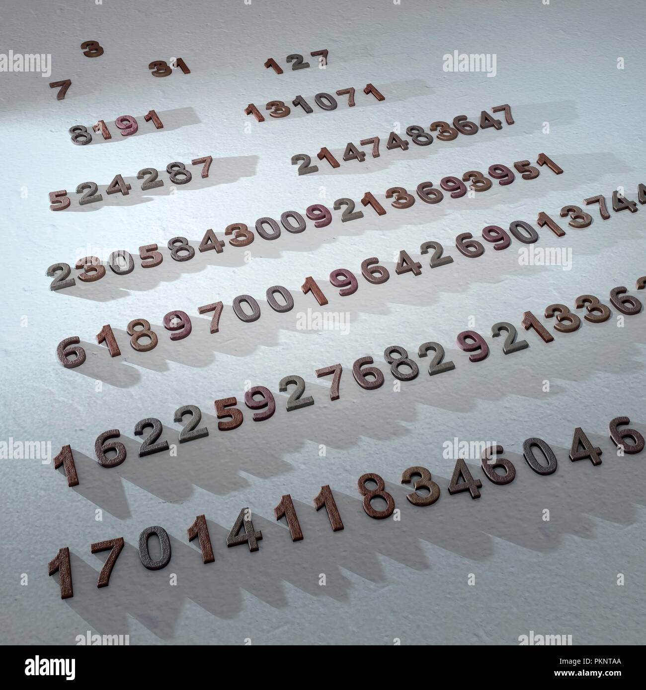 Die ersten 12 Mersenne Primes (letzte drei teilweise verdeckt). Mersenne Primzahlen sind Zahlen weniger als Potenzen von zwei, bei denen der Exponent hat auch ein Ministerpräsident zu werden. Derzeit gibt es 50 entdeckt worden, die letzte im Jahr 2017. Es wird vermutet, dass es eine unendliche Anzahl, aber keine formalen Beweis hat dieses etabliert. Marin Mersenne war ein französischer Mathematiker und Denker, der von 1588 bis 1648 lebte. Stockfoto