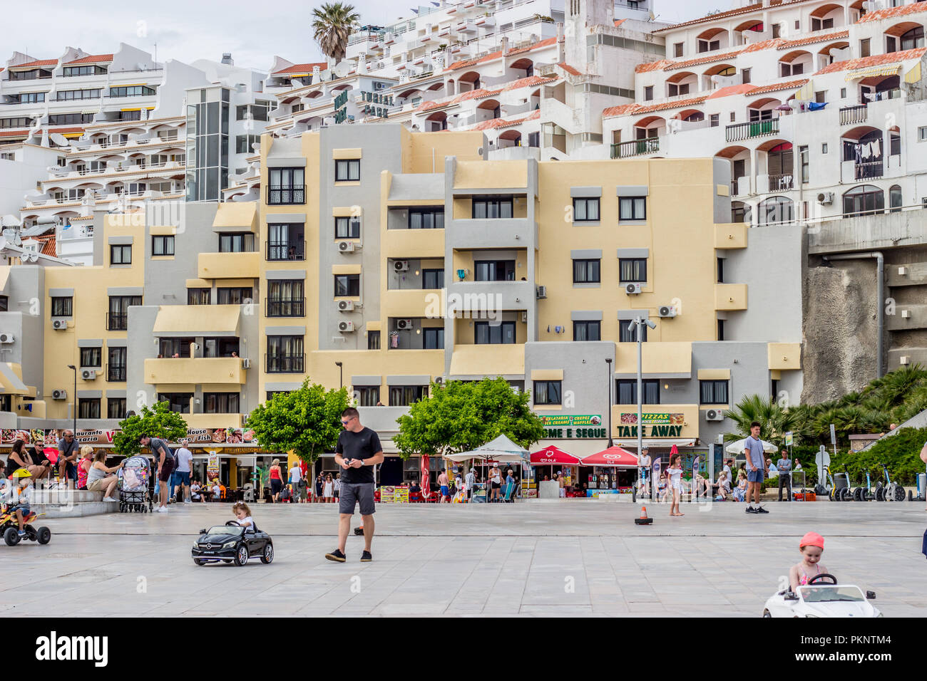 Die Altstadt von Albufeira Juni 04 2018 Übersicht Architektur und spielende Kinder in Spielzeugautos. Stockfoto