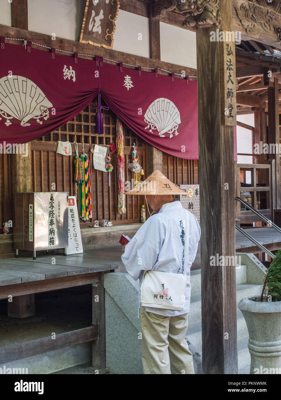 Henro Pilger beten, Daikoji Tempel Nr. 67, Shikoku 88 Tempel Wallfahrt, Kagawa, Japan Stockfoto