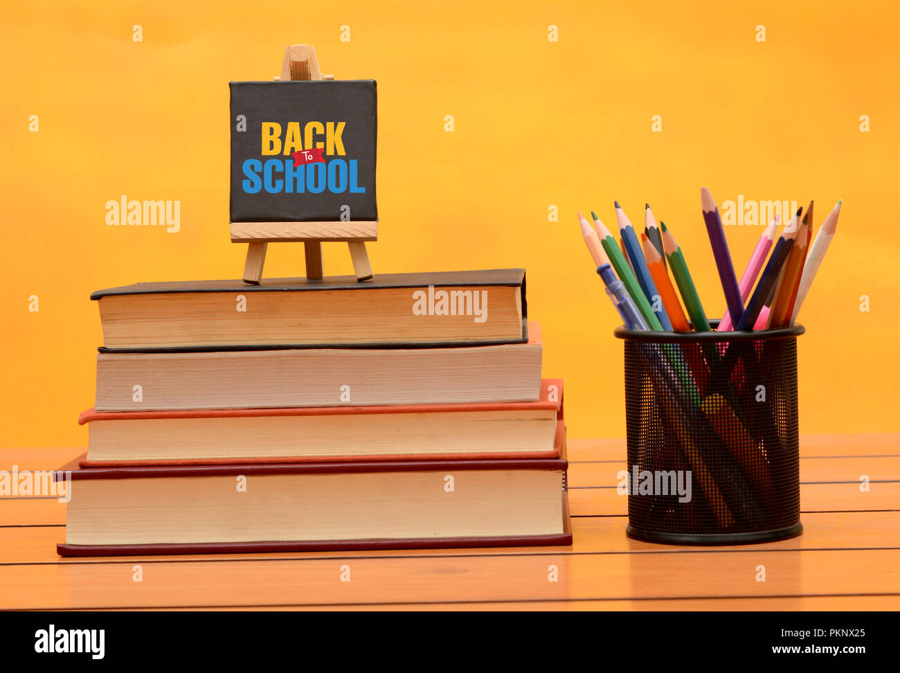 Zurück zu Schule Konzept mit Bücher und Schreibwaren. Stockfoto