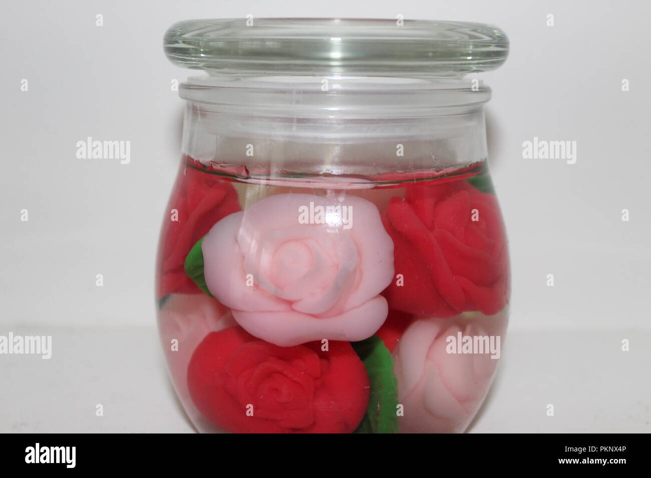 In der Nähe der Kerze Glas Glas Bild mit weißem Hintergrund genommen Stockfoto