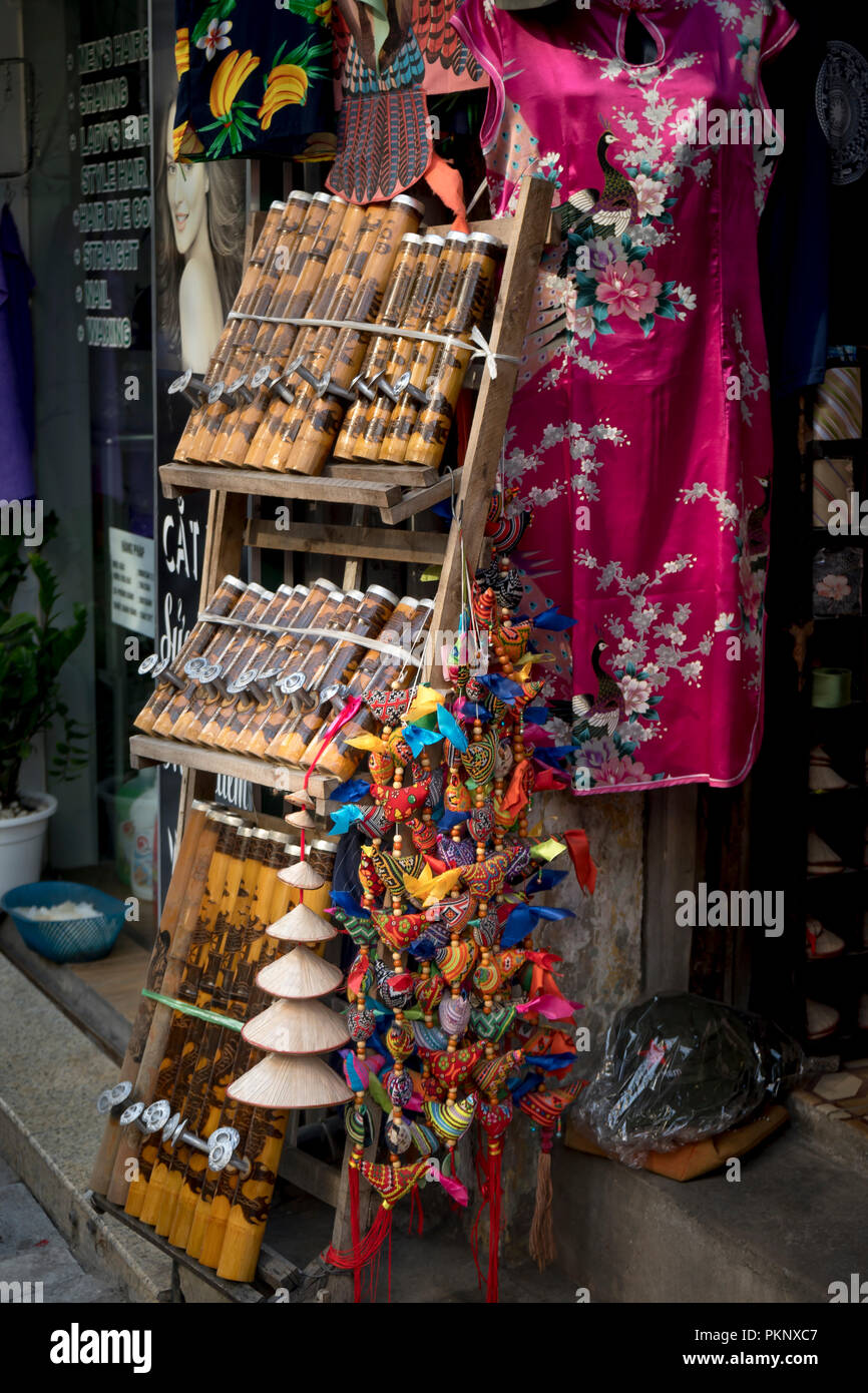 Ein Souvenirshop, Bambus Tabakpfeifen verkauft so Sachen für Touristen in Hanoi Old Quarter, Vietnam Stockfoto