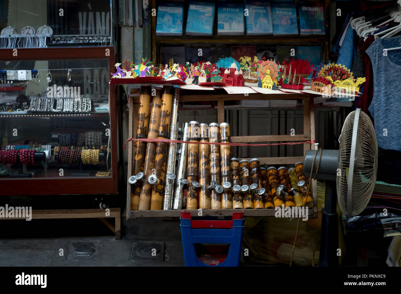 Ein Souvenirshop, Bambus Tabakpfeifen verkauft so Sachen für Touristen in Hanoi Old Quarter, Vietnam Stockfoto
