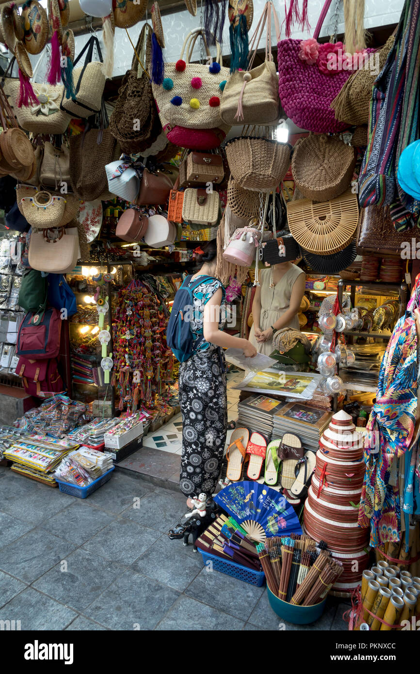 Ein Souvenirshop, Bambus Tabakpfeifen verkauft so Sachen für Touristen in Hanoi Old Quarter, Vietnam Stockfoto