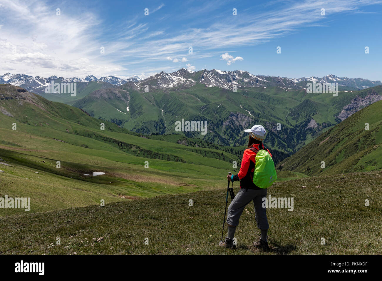 Trekker bewundert Terskey Ala-Too reichen von Anvar, Trek, Jyrgalan Keskenkyia Schleife, Kirgisistan Stockfoto
