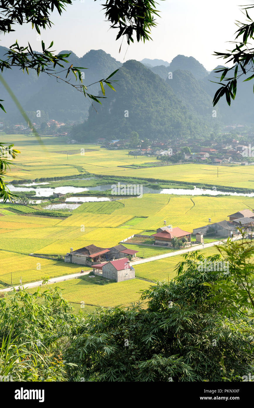 Panoramablick von Bac Sohn Tal vom Berg Na lag in Bac Sohn Bezirk, Lang Son Provinz, Vietnam Stockfoto