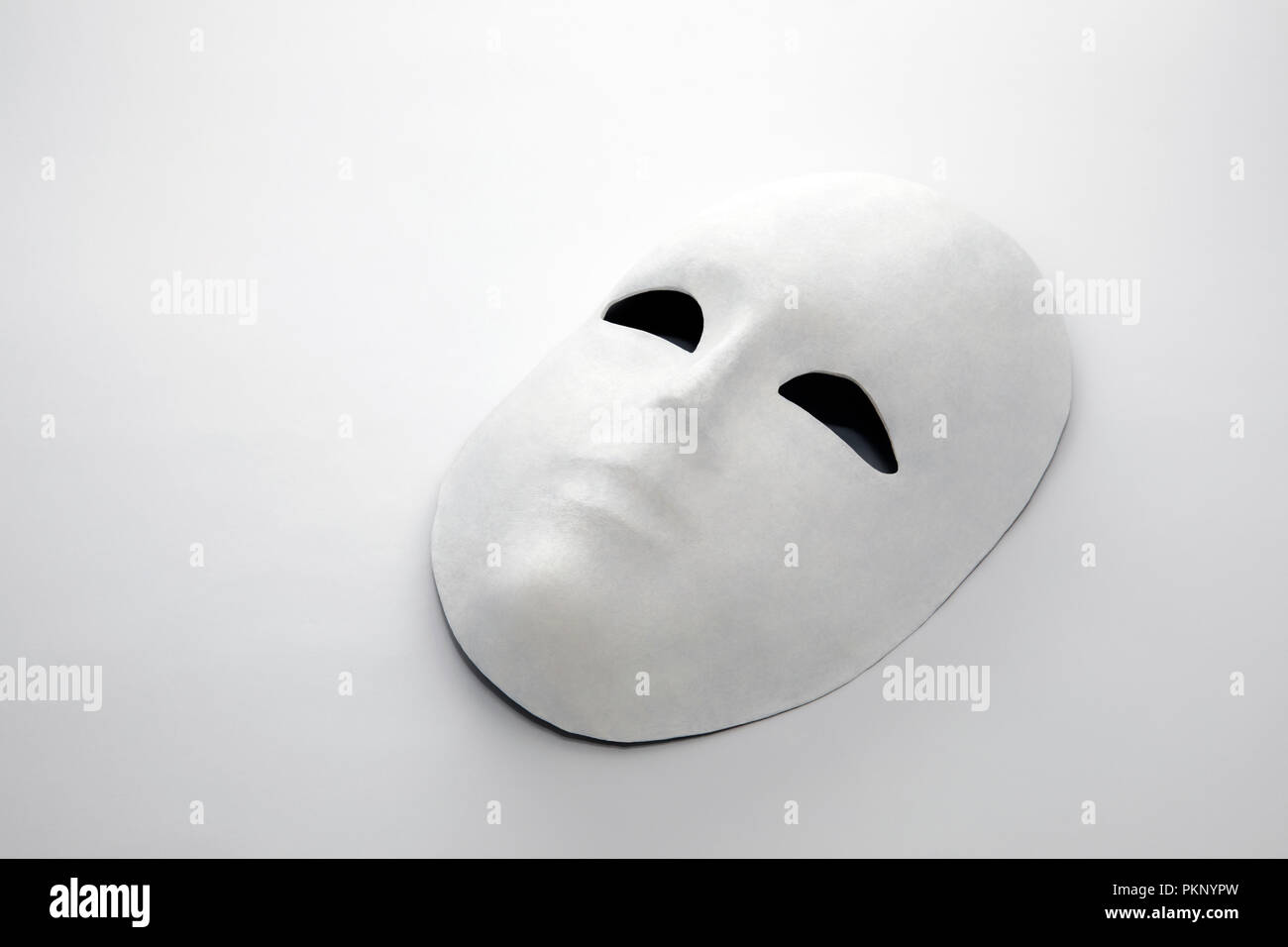 Weiße Maske auf weißem Hintergrund mit Schatten Stockfoto
