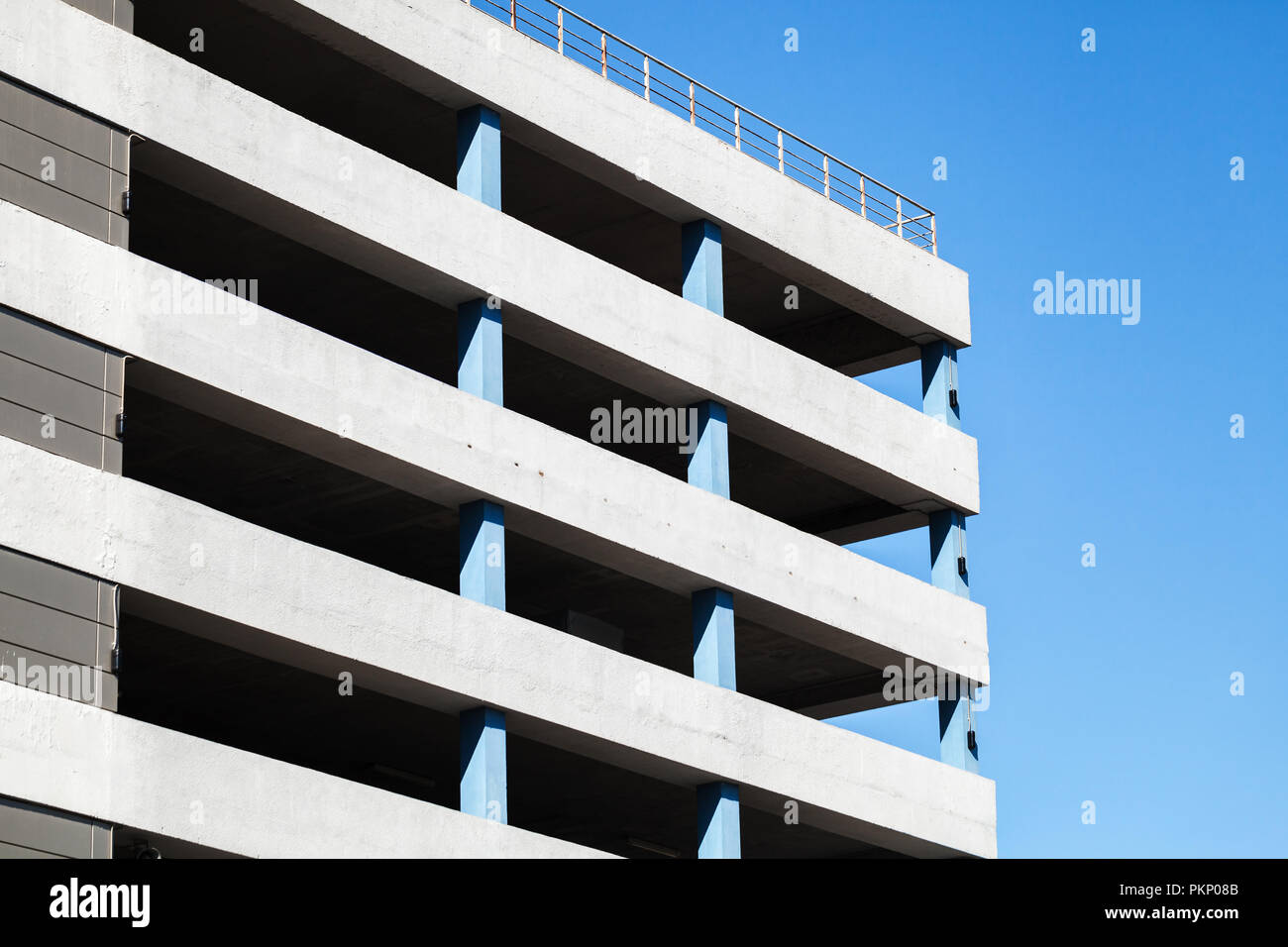 Moderne Parkplatz Gebäude Exterieur, abstraktes Fragment über blauen Himmel Hintergrund Stockfoto