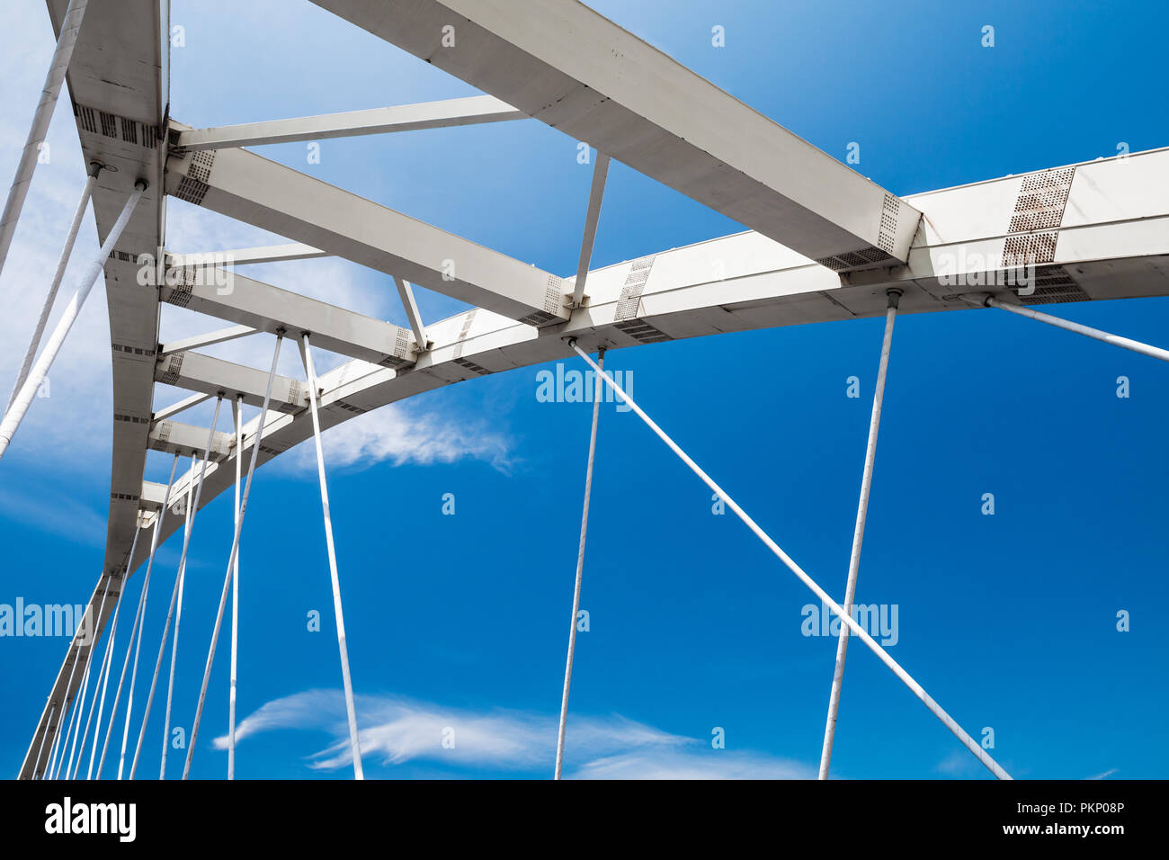 Weiß stahl Schrägseilbrücke Fragment unter blauem Himmel. Keelung, Taiwan Stockfoto