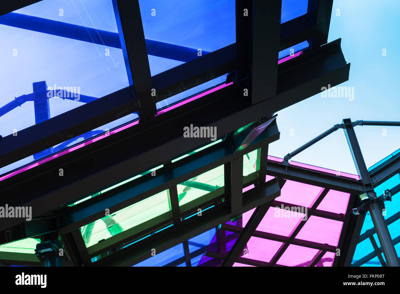 Bunte transparente Dach aus Stahl und Glas Framing, abstrakte Architektur Fragment Stockfoto