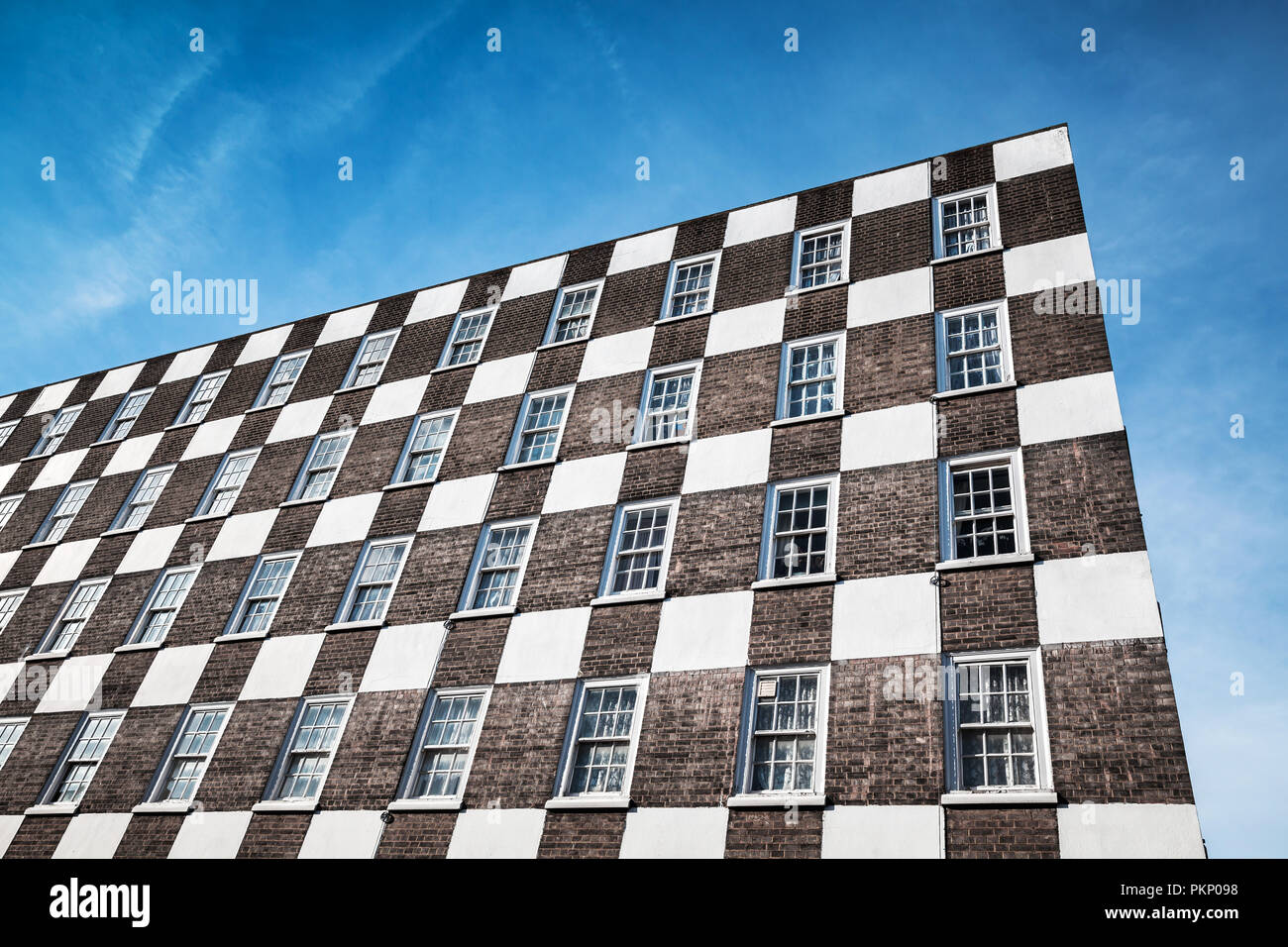 Alte Wohn haus Wand mit braun weiß Schachbrettmuster design Stockfoto