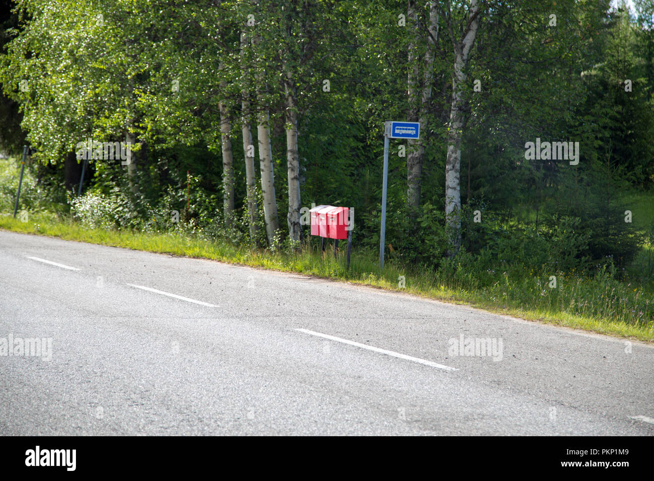 Drei e-Boxen an einer Bushaltestelle in Finnland im Sommer Stockfoto
