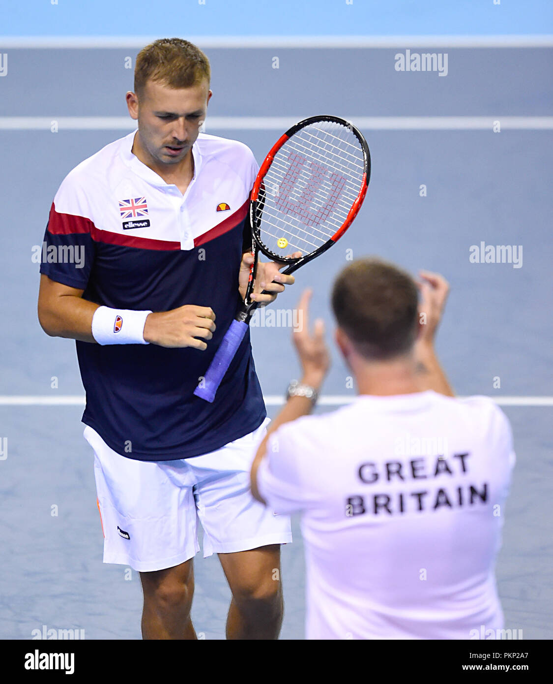 Großbritanniens Daniel Evans feiert mit Kapitän Leon Evans, nachdem er ein Spiel im vierten Satz während der Davis Cup Match im Emirates Arena, Glasgow. Stockfoto