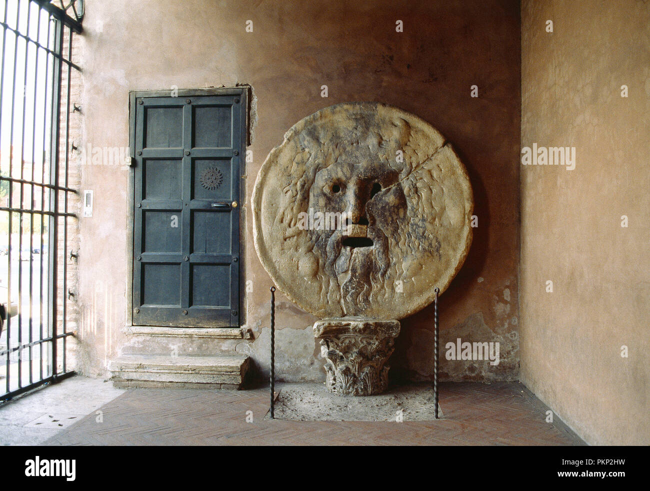 Italien. Rom. Santa Maria in Cosmedin Kirche (ehemalige alte Gefängnis) Innenraum mit steinbildhauerei Gesicht Mann oder Maske, der Mund der Wahrheit (Bocca della Stockfoto