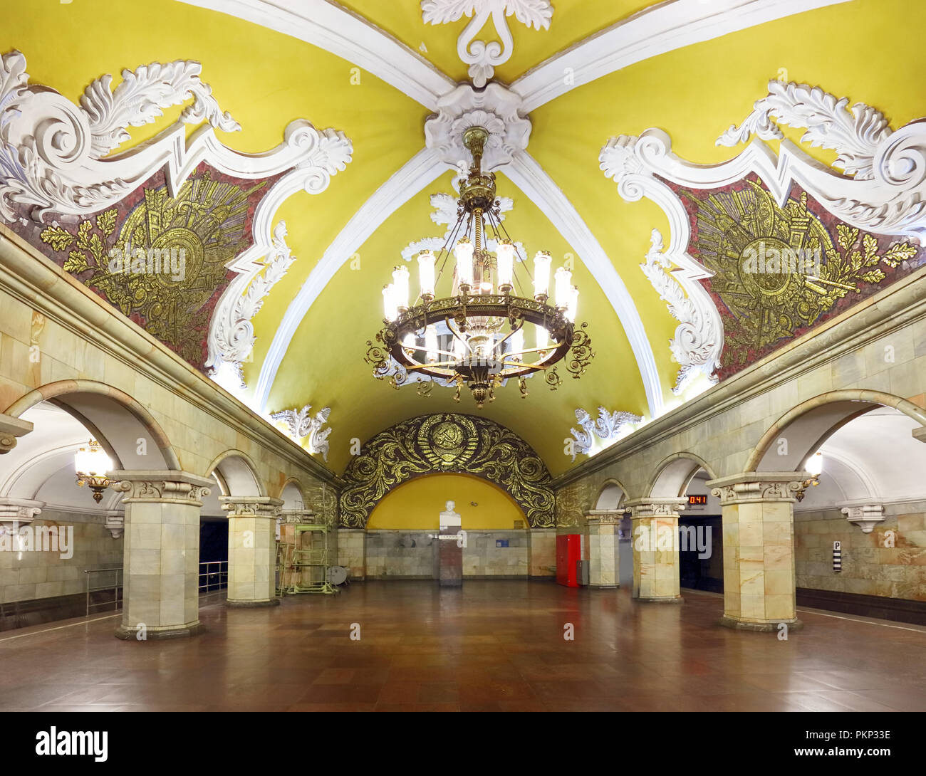 Moskau - August 8, 2018: Zug an der Metrostation Komsomolskaja in der Nacht in Moskau, Russland. Komsomolskaja U-Bahn ist ein großartiges Beispiel für die Sowjetischen de Stockfoto
