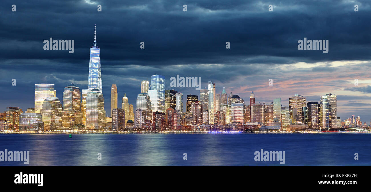 New York City Manhattan Downtown Skyline bei Nacht mit Wolkenkratzern leuchtet über den Hudson River Stockfoto