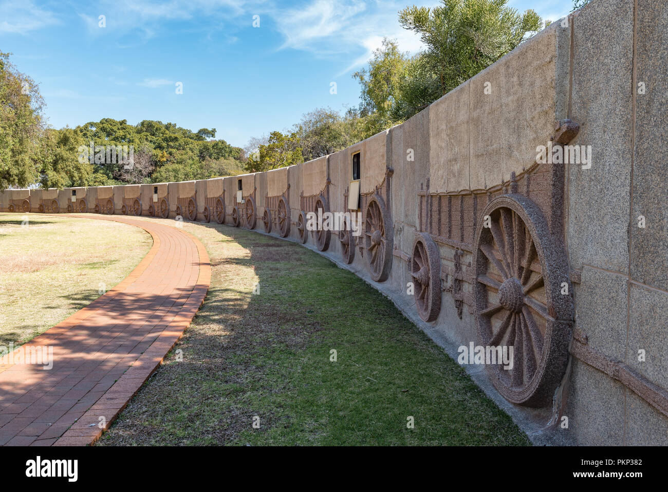 PRETORIA, SÜDAFRIKA, 31. JULI 2018: eine laager von 64 Granit ox-Wagen bilden die Mauer um das Voortrekker Monument, das sich in Pretoria. Die gleiche Anzahl von Stockfoto