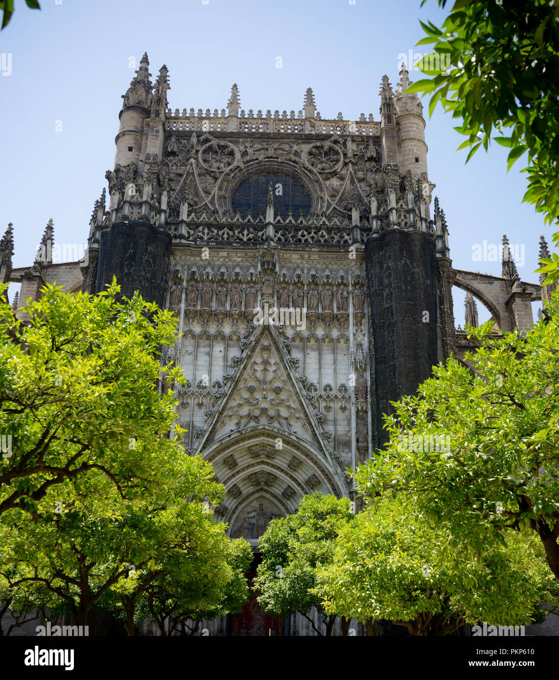 Sevilla, Spanien - 19. Juni 2017: Die Fassade der gotischen Kirche in Sevilla, Spanien, Europa. Die Kathedrale von Sevilla, die auch als Kathedrale der Heiligen Maria bekannt Stockfoto