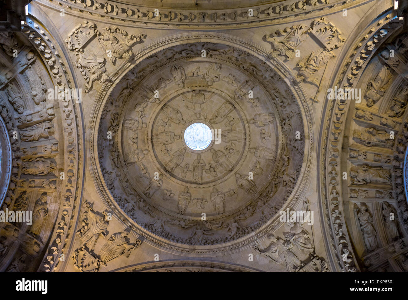 Sevilla, Spanien - 19. Juni 2017: Decke, Bögen und Säulen der gotischen Kirche in Sevilla, Spanien, Europa. Die Kathedrale von Sevilla, die auch als Cathed bekannt Stockfoto