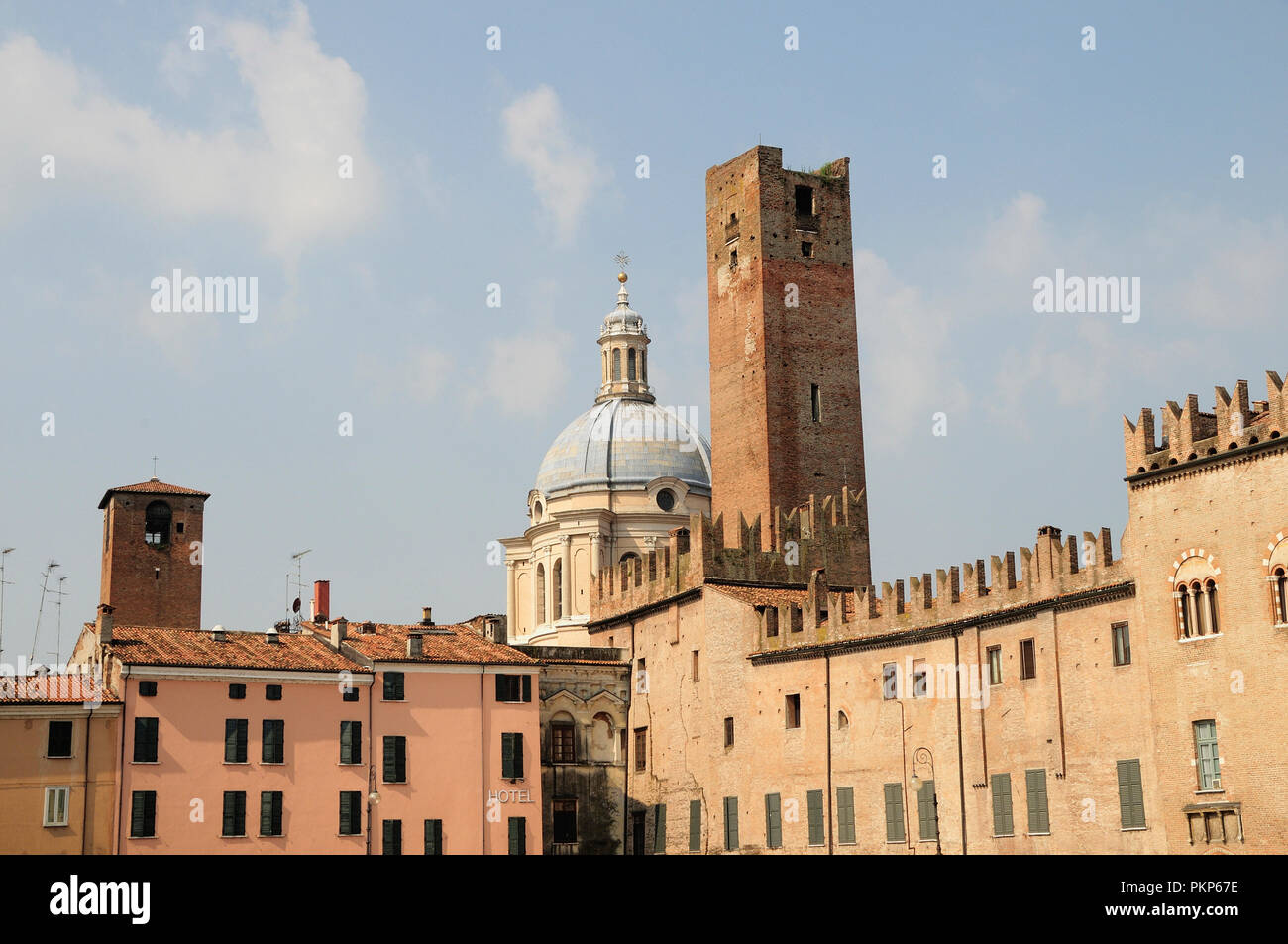 Italien, Lombardei, Mantova Skyline mit dem Broletto & Basilika Sant'Andrea. Stockfoto