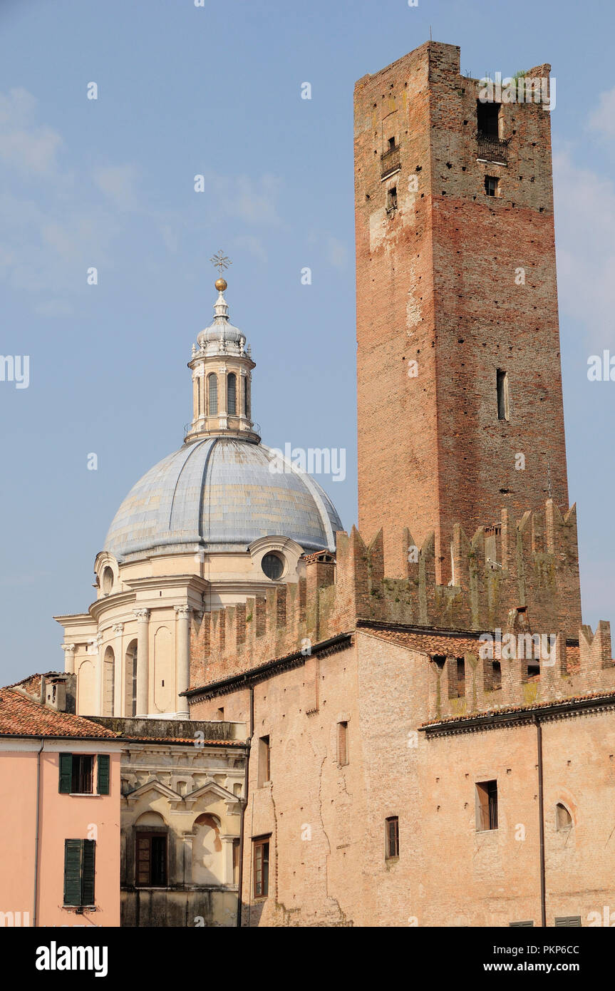 Italien, Lombardei, Mantova Skyline mit dem Broletto & Basilika Sant'Andrea. Stockfoto
