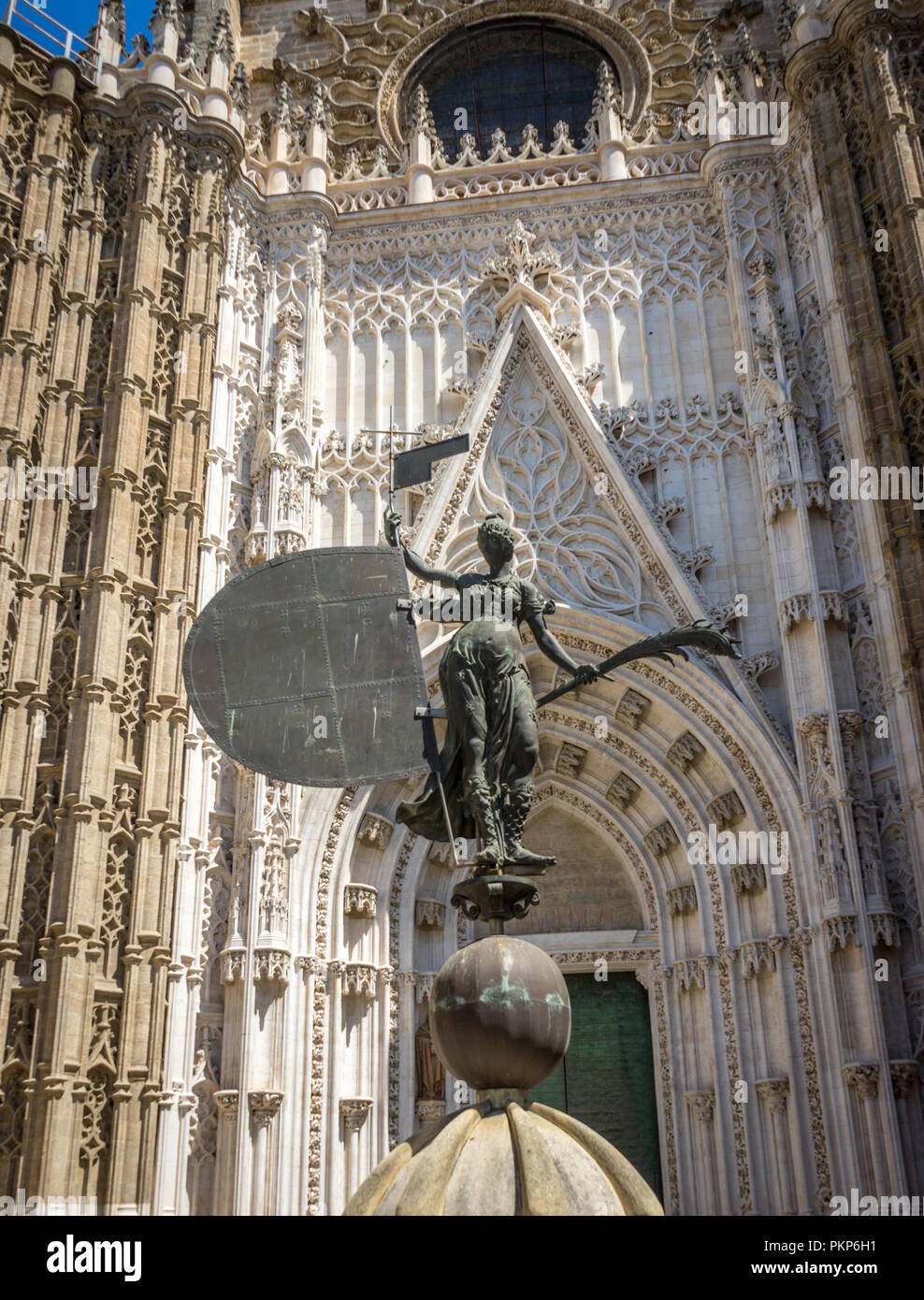 Sevilla, Spanien - 19. Juni 2017: Die Frau des Glaubens an die gotische Kirche in Sevilla, Spanien, Europa. Die Kathedrale von Sevilla, die auch als Kathedrale der ORKB bekannt Stockfoto