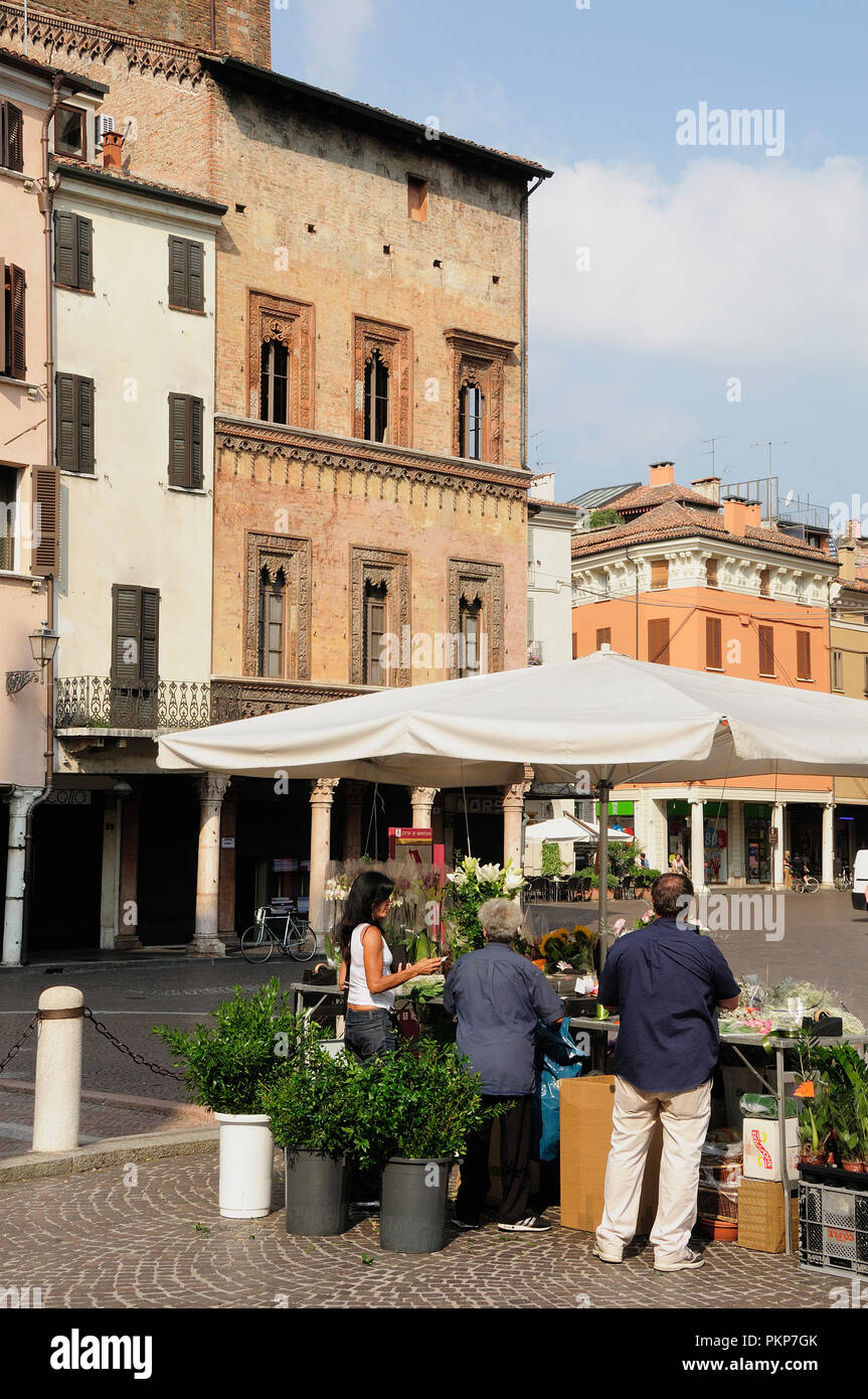 Italien, Lombardei, Mantova, Piazza delle Erbe mit Blume abgewürgt. Stockfoto