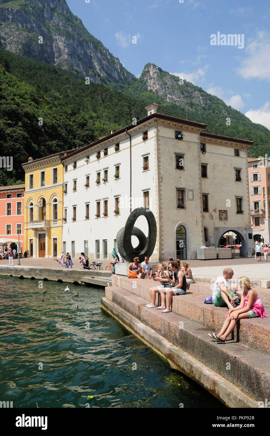 Italien, Lombardei, Gardasee, Riva del Garda, direkt am Wasser. Stockfoto