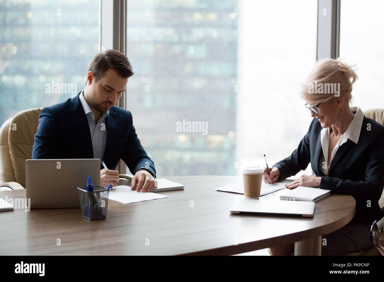 Zwei Männer und eine Frau treffen im Büro Stockfoto