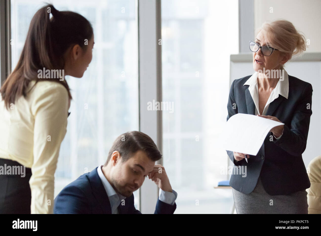 Verärgert unzufrieden Direktor Business woman kritisieren arbeiten Stockfoto