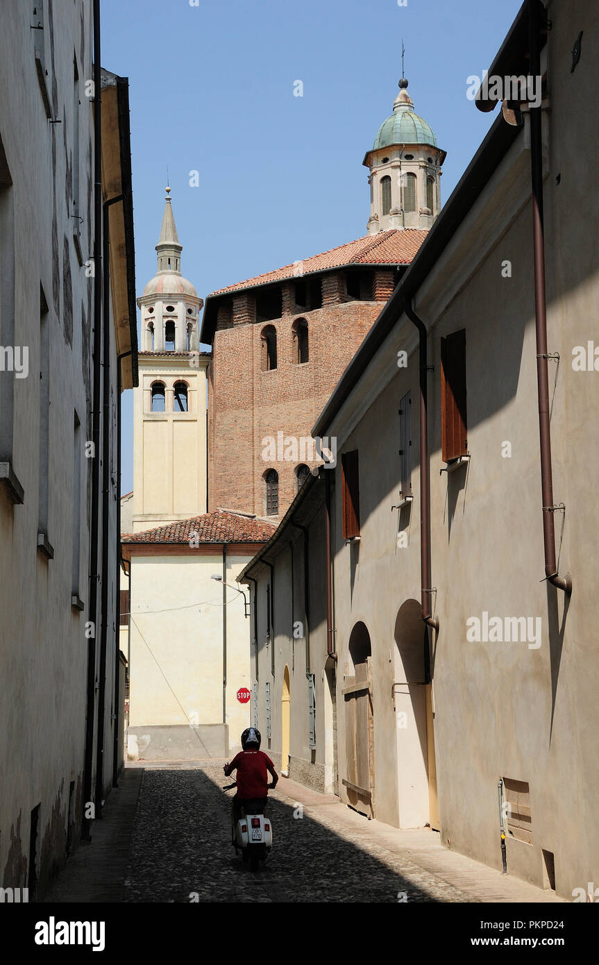 Italien, Lombardei, Sabbionetta, schmale Straße zur Kirche der gekrönten Madonna. Stockfoto