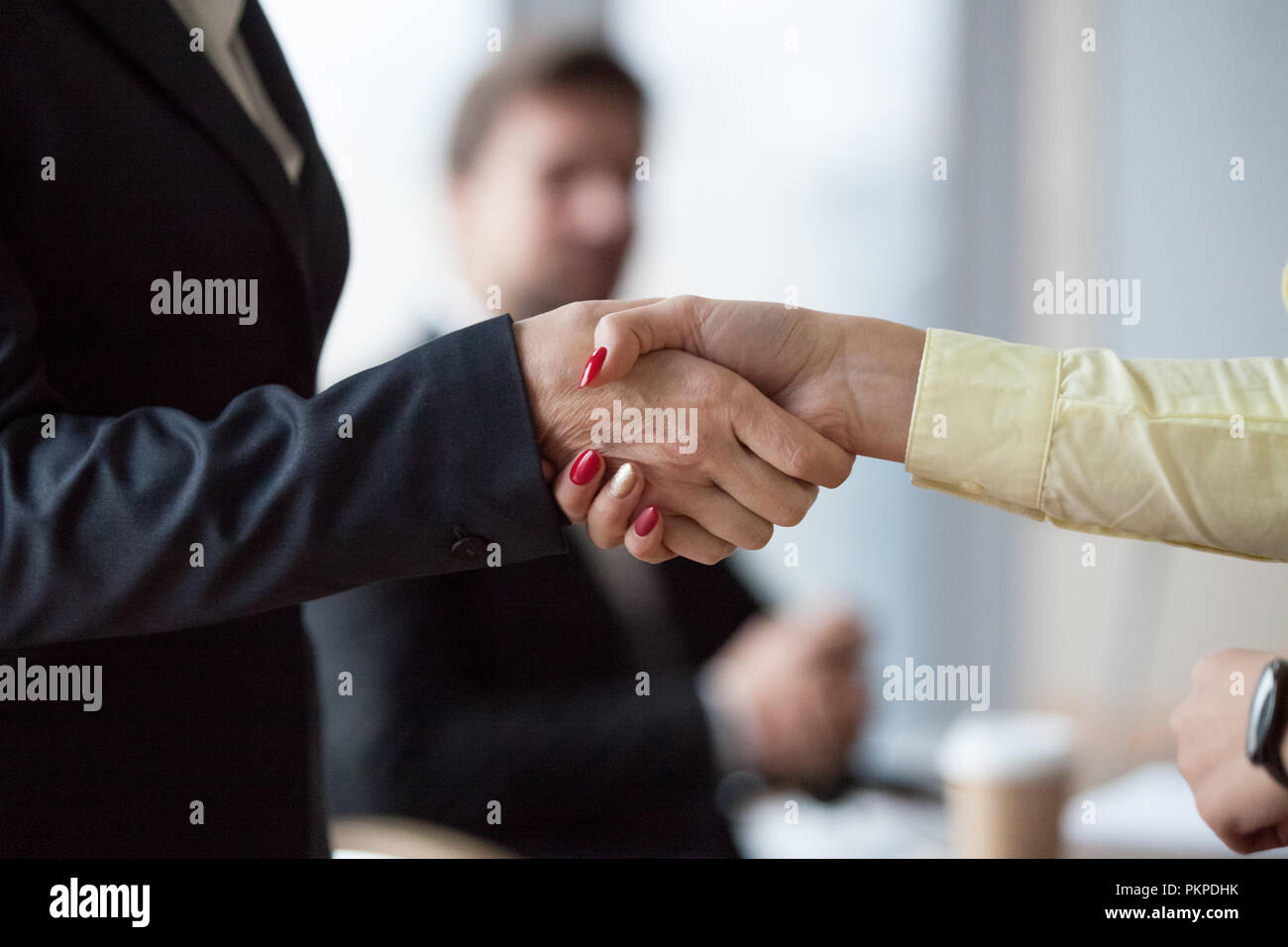Nahaufnahme von womans Handshake im Büro Stockfoto