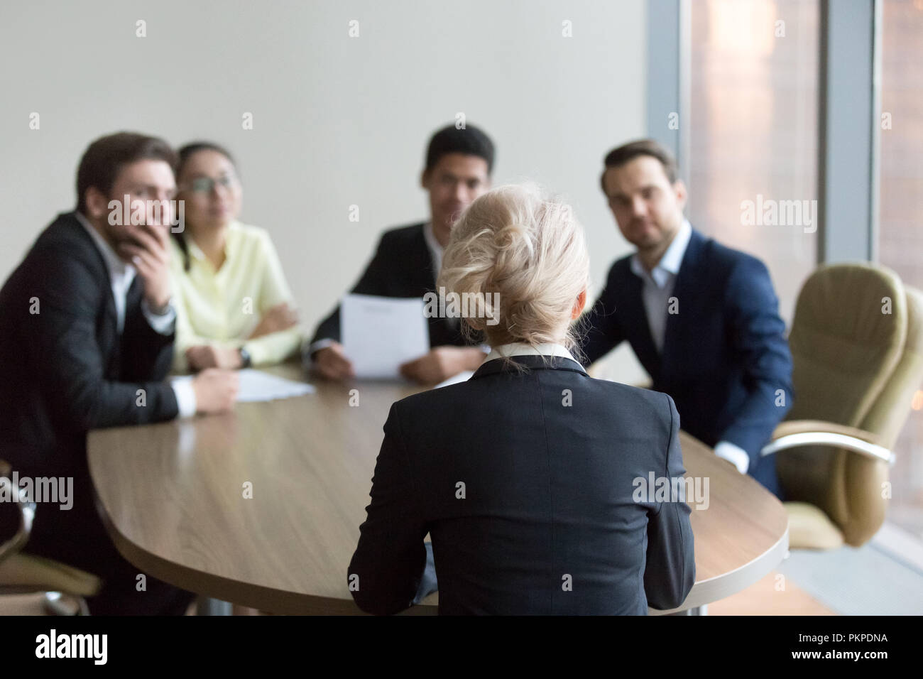 Frau passing Vorstellungsgespräch bei Office, Interviewer auf backgroun Stockfoto
