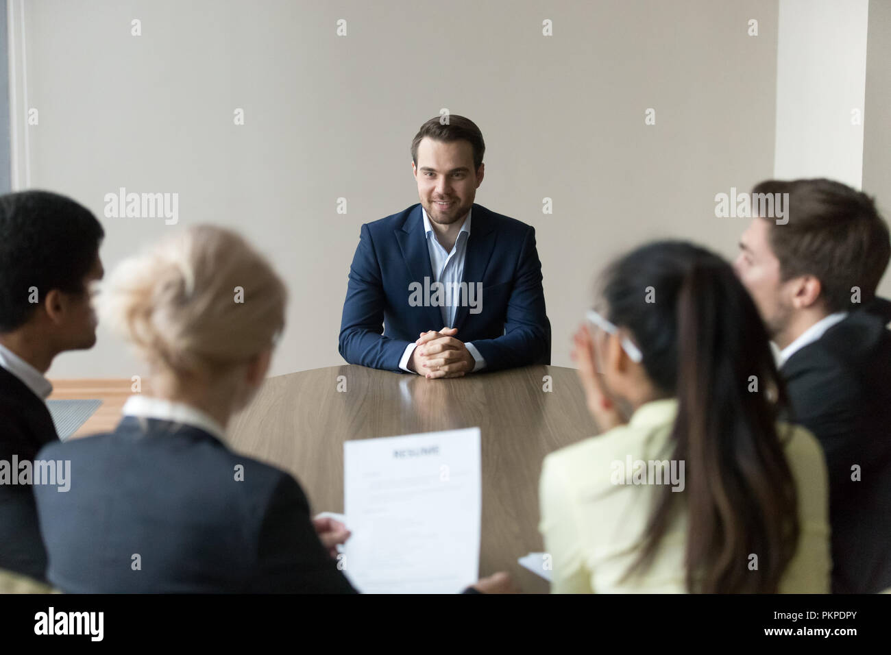 Eine Gruppe von Mitarbeitern der Befragung neue Mitarbeiter im Büro in boardroo Stockfoto