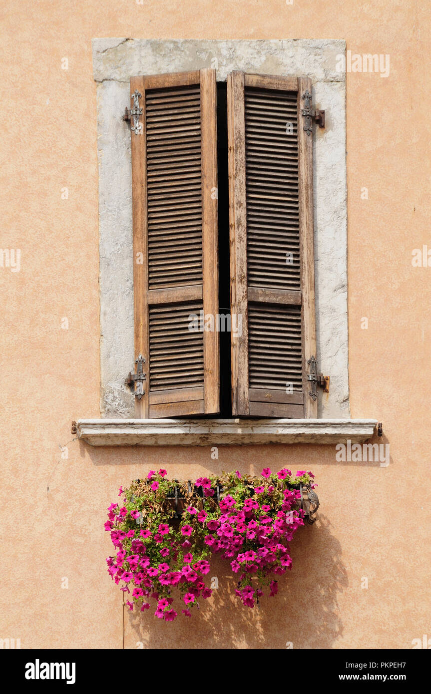 Italien, Lombardei, Gardasee, Salo, Fenster Detail. Stockfoto