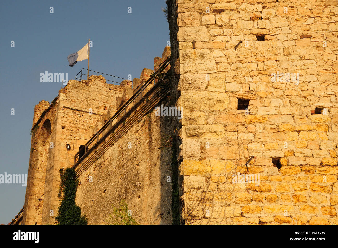 Italien, Lombardei, Gardasee, Torre del Benaco, Burgmauern, Scaliger Burg. Stockfoto