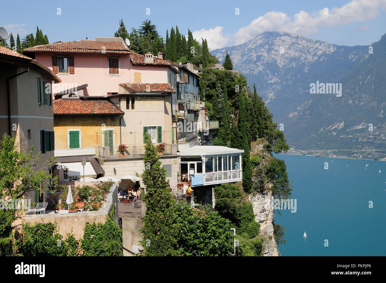Italien, Lombardei, Gardasee, Tremosine, Pieve auf der Klippe. Stockfoto