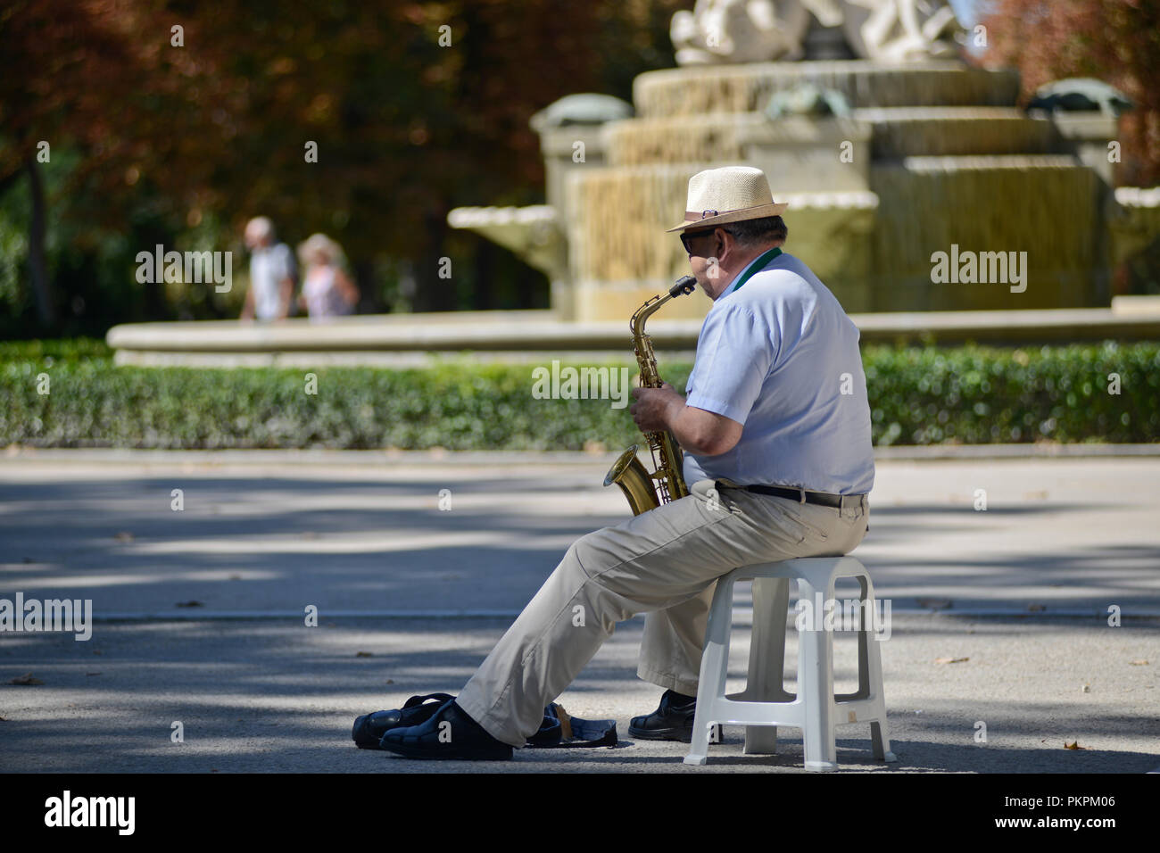 Straßenmusiker Saxophon. Parque del Buen Retiro, Madrid, Spanien Stockfoto