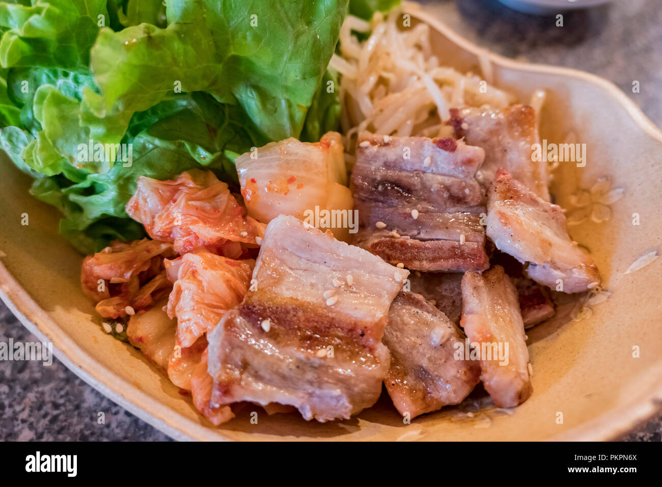 Nahaufnahme von köstlichen gegrillten Schweinebauch und Kimchi, aßen in Los Angeles, Kalifornien Stockfoto