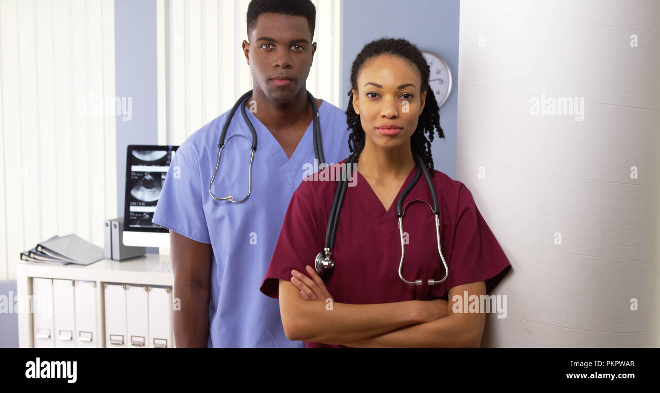 Portrait von zwei afrikanischen amerikanischen medizinischen Spezialisten im Krankenhaus ständigen Stockfoto