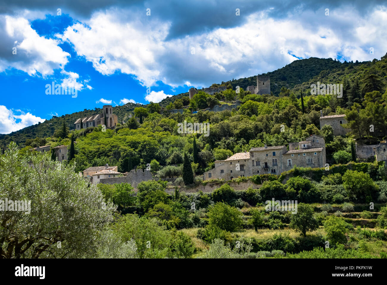 Blick auf die Straßen, Bögen, Architektur, Wände und Dorf von Oppede-le-Vieux im Luberon Region Provence, Frankreich Stockfoto