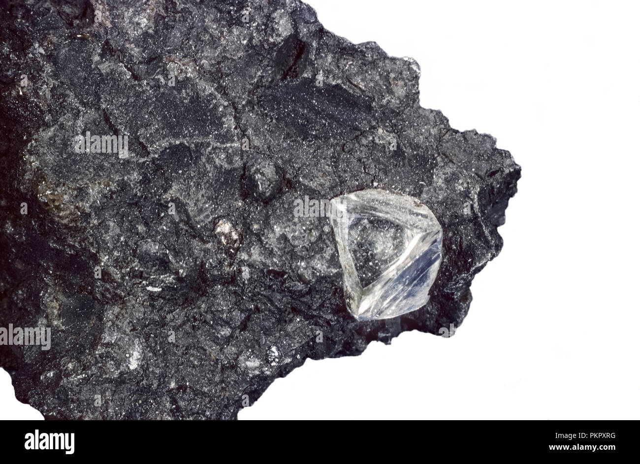 Diamant in Kimberlite (Peridotite) auf weißem Hintergrund, Kimberly, Südafrika Stockfoto