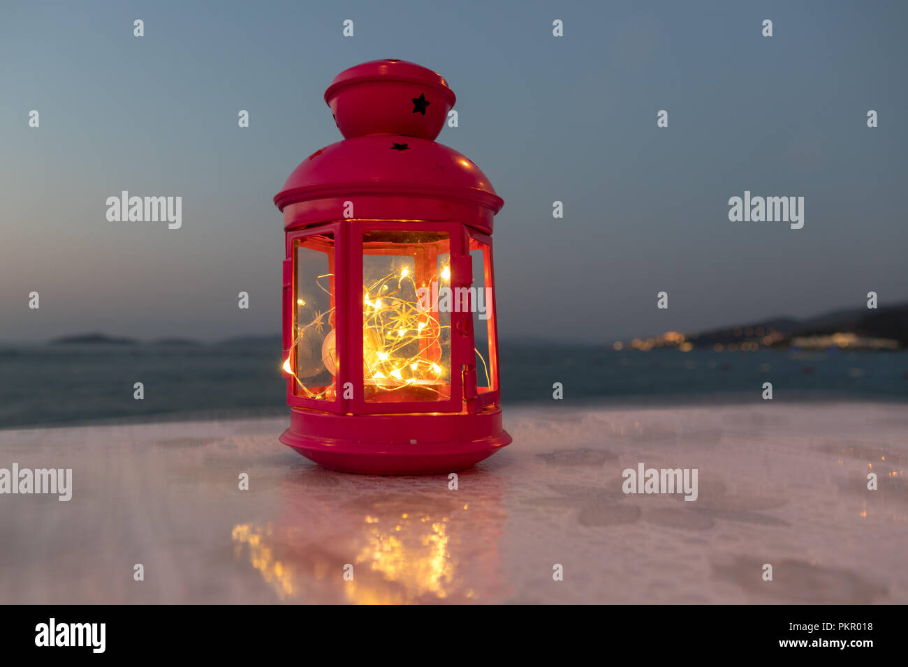 Rote Laterne für romantische Abendessen am Meer - Beistelltisch Stockfoto